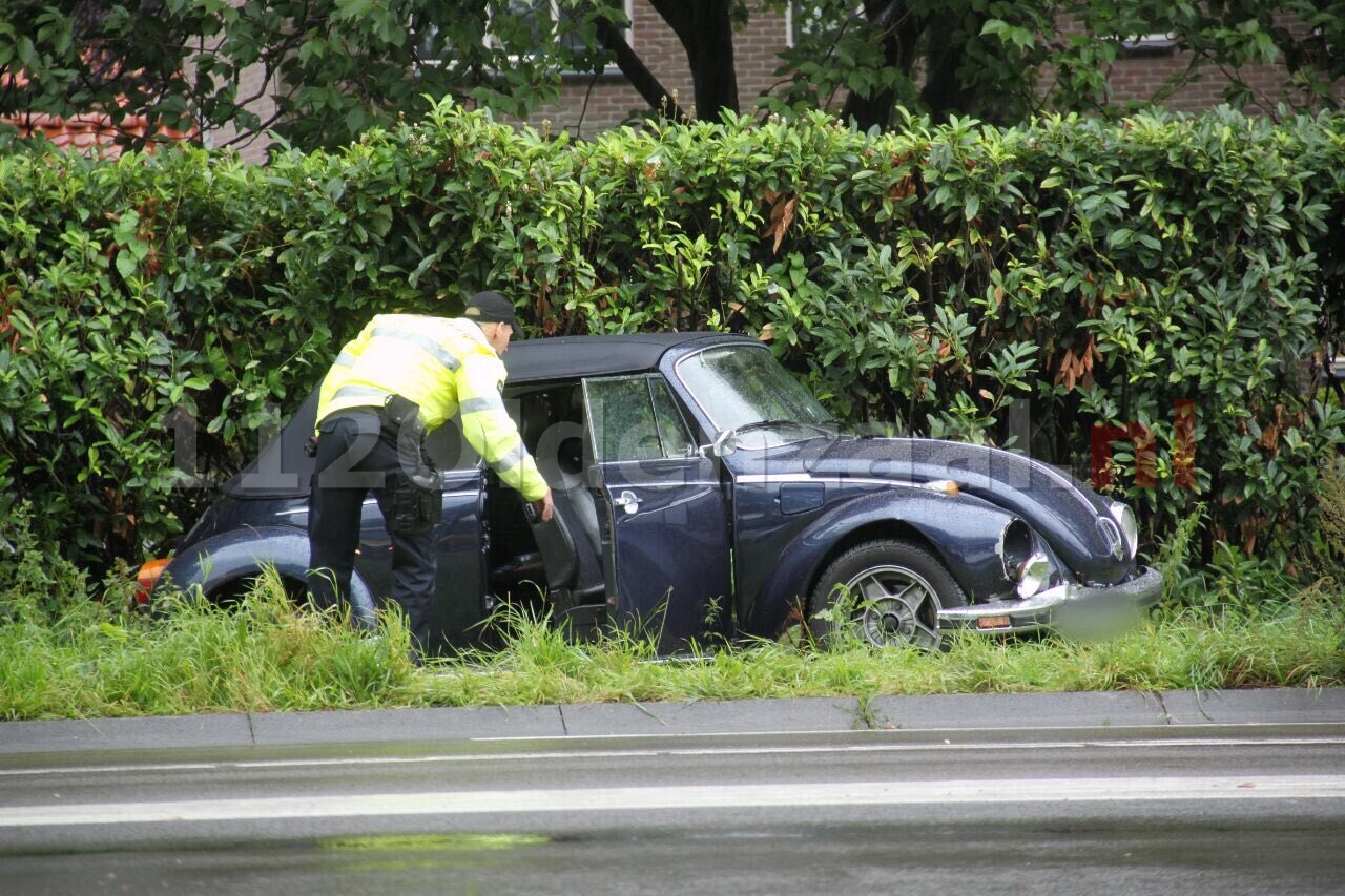 Foto 2: Opnieuw auto in berm Rondweg Oldenzaal