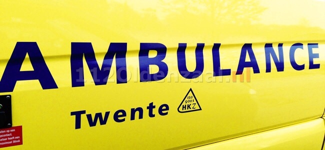 FOTO: Ravage in Losser: ambulance op de kant na aanrijding