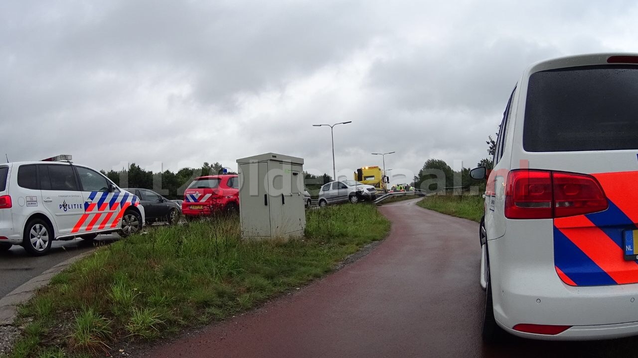 Auto beland op vangrail Oldenzaalsestraat in Hengelo