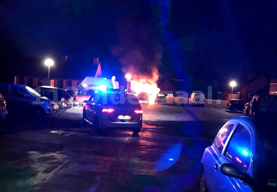 Auto brand volledig uit op parkeerdak winkelcentrum Oldenzaal