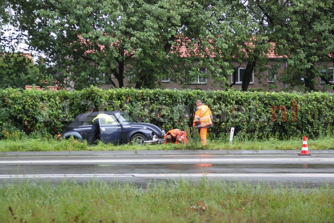 Opnieuw auto in berm Rondweg Oldenzaal