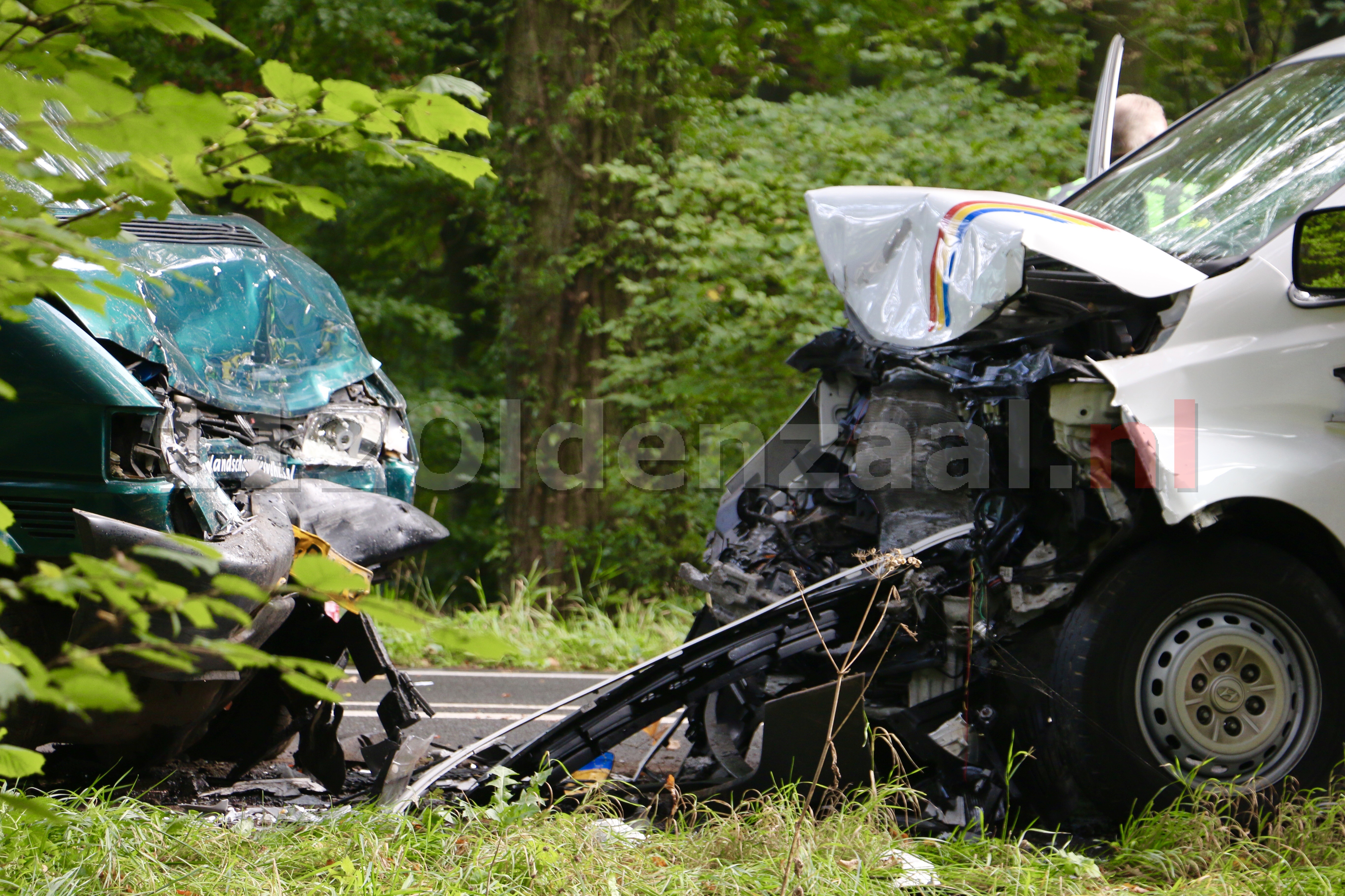 Foto 2: Ernstige aanrijding tussen De Lutte en Oldenzaal; traumahelikopter ingezet