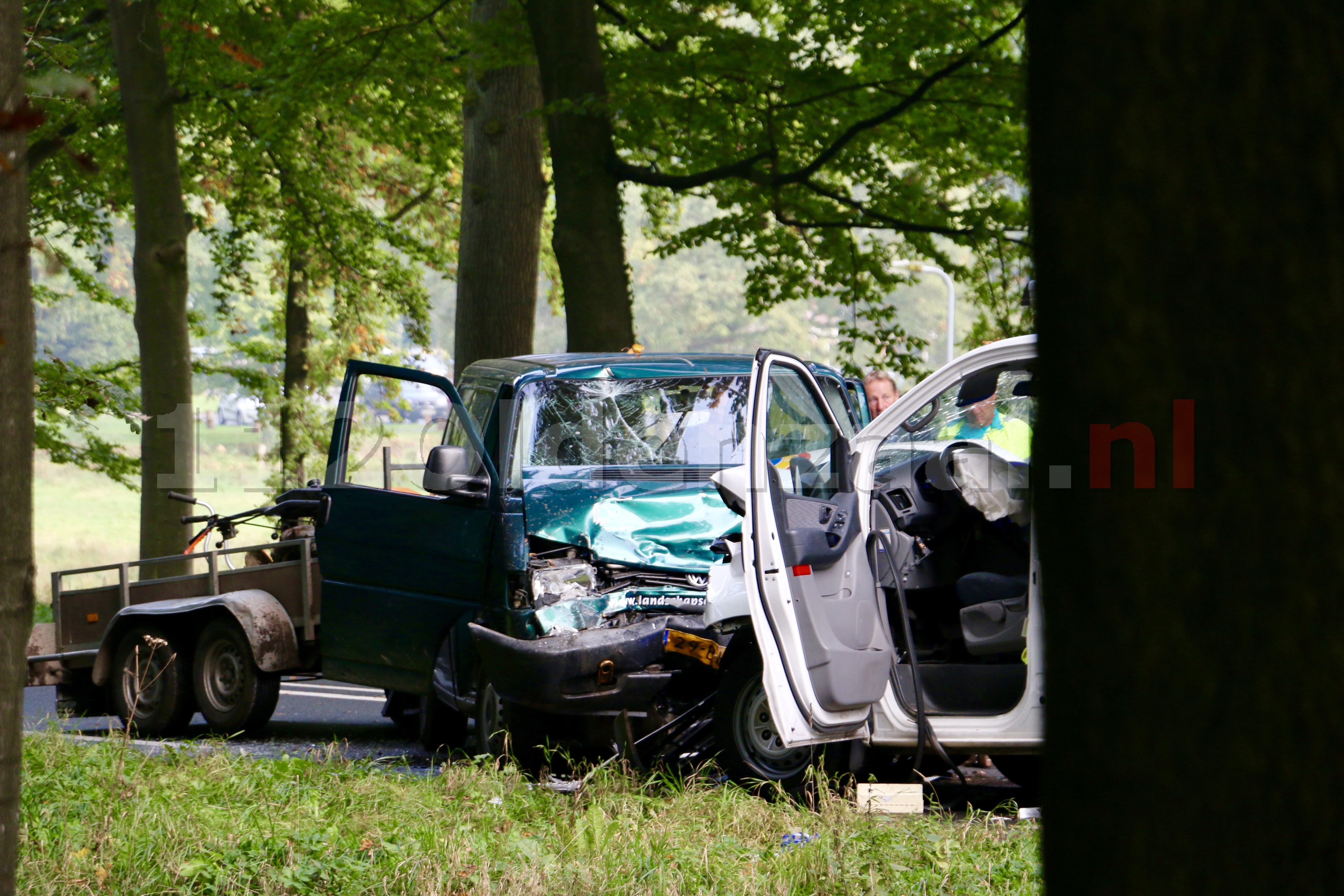 Foto 3: Ernstige aanrijding tussen De Lutte en Oldenzaal; traumahelikopter ingezet