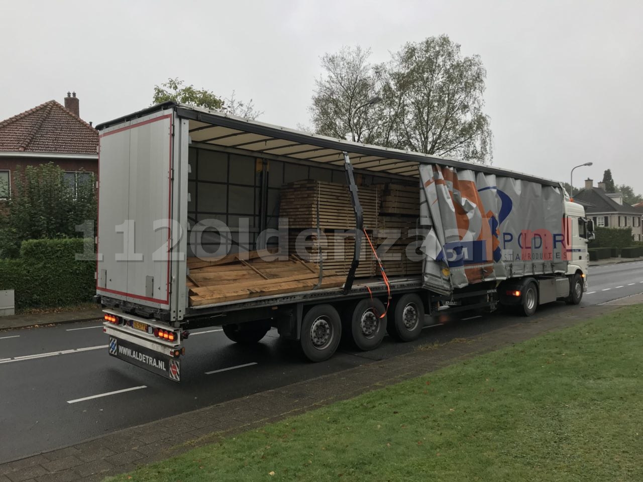 Foto 2: Vrachtwagen verliest lading balken op Sanne Wevers rotonde in Oldenzaal