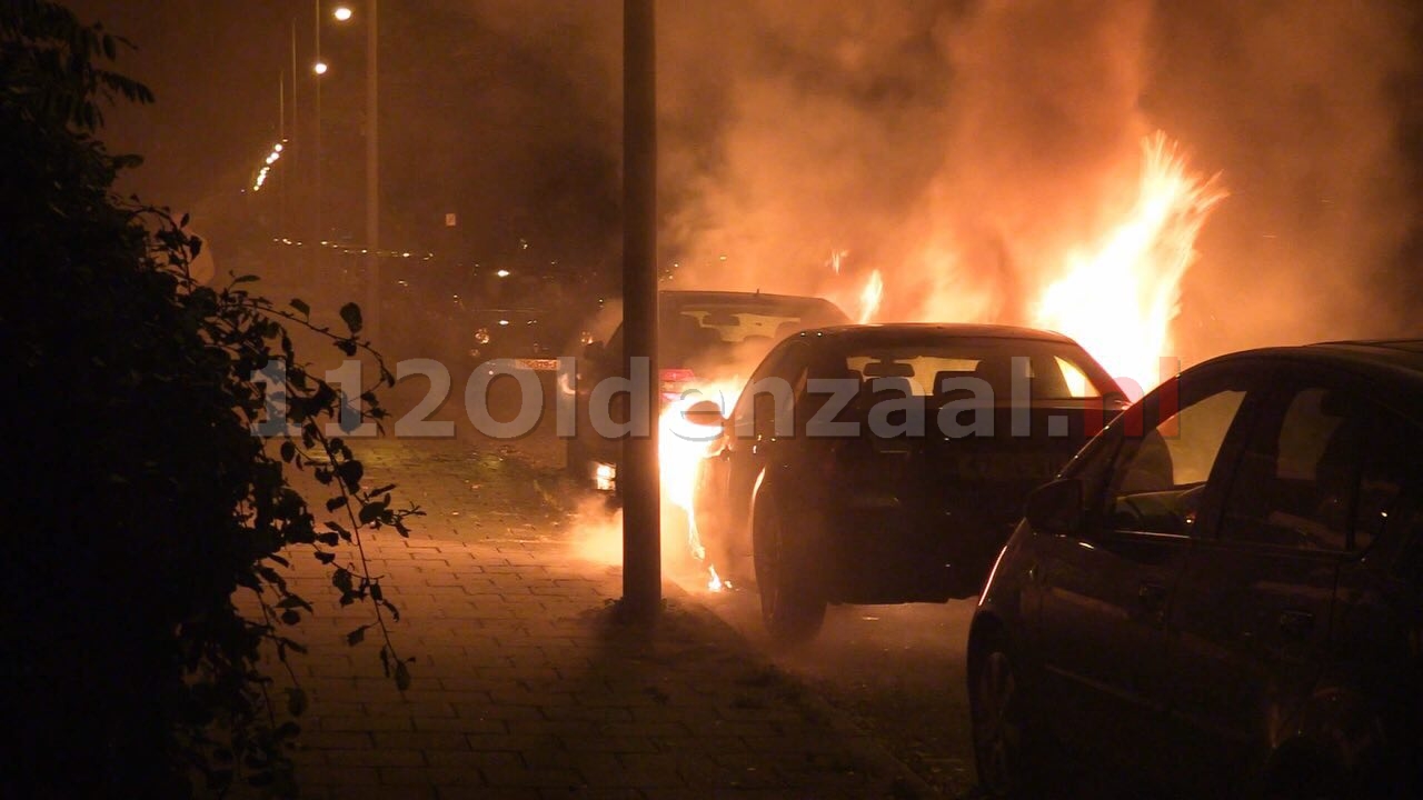 (foto 2) Twee auto’s gaan in vlammen op in Oldenzaal