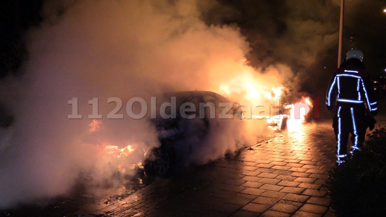 (foto 3) Twee auto’s gaan in vlammen op in Oldenzaal