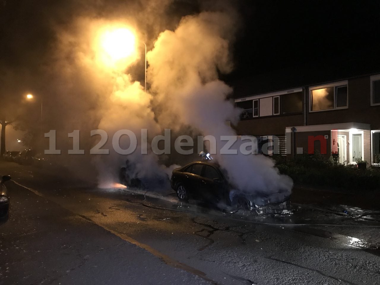 (foto 4) Twee auto’s gaan in vlammen op in Oldenzaal