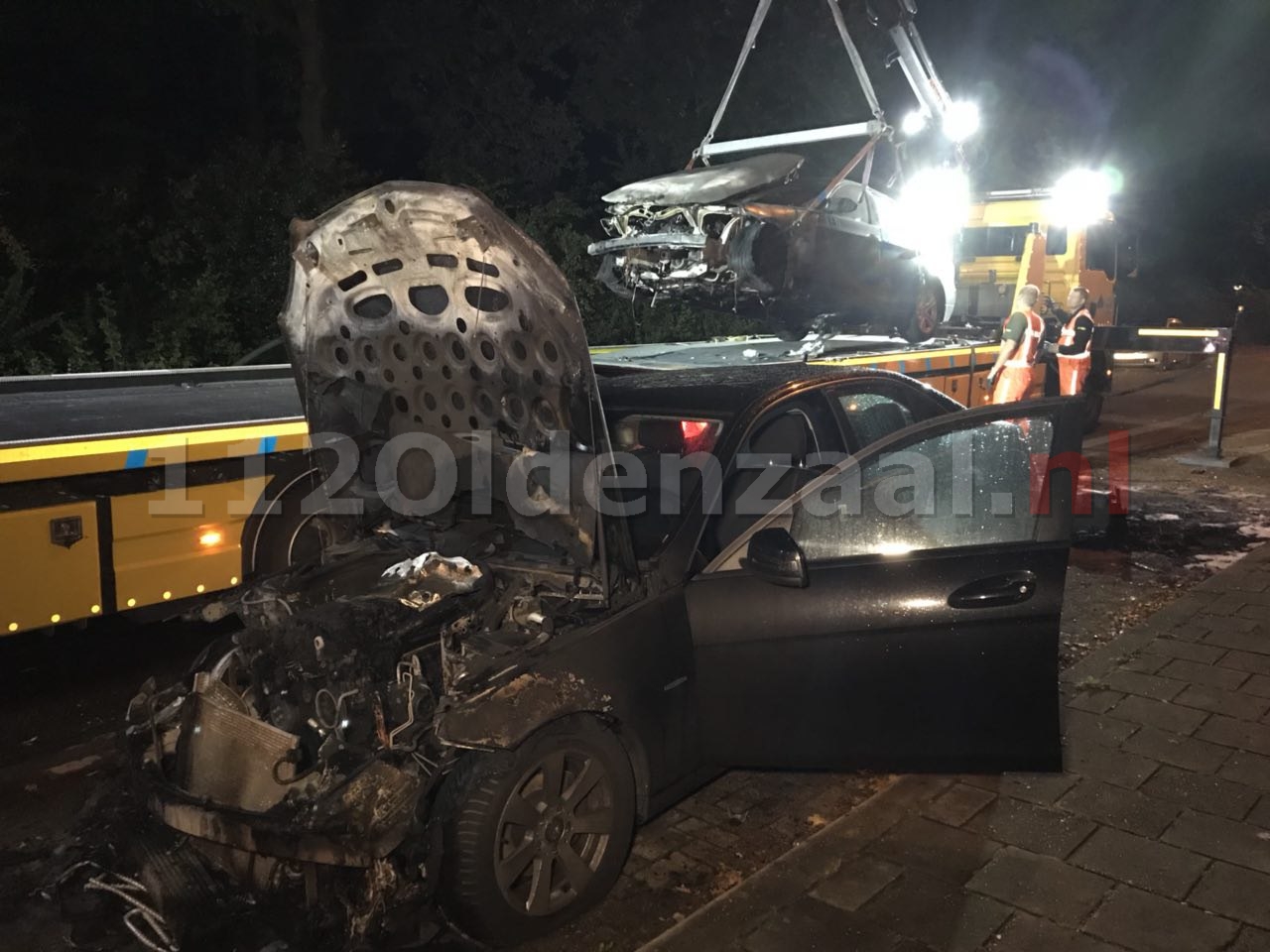 VIDEO: Twee auto’s gaan in vlammen op in Oldenzaal