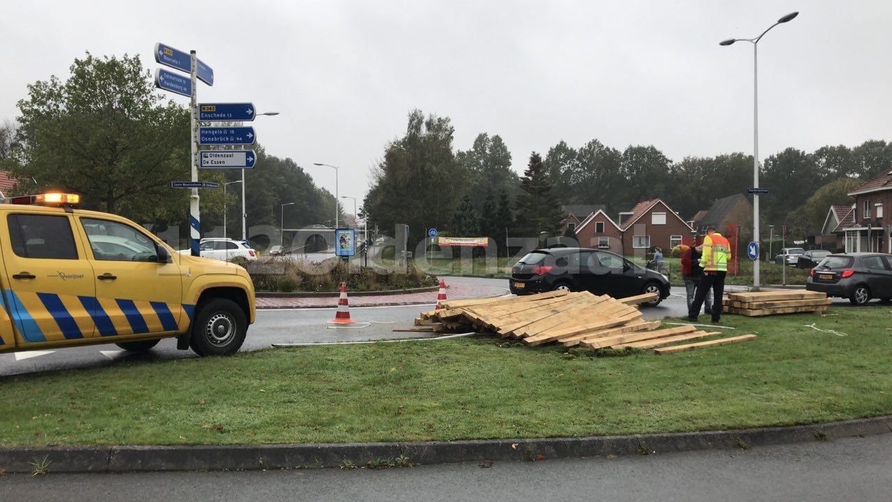 Video: Vrachtwagen verliest lading balken op Sanne Wevers rotonde in Oldenzaal