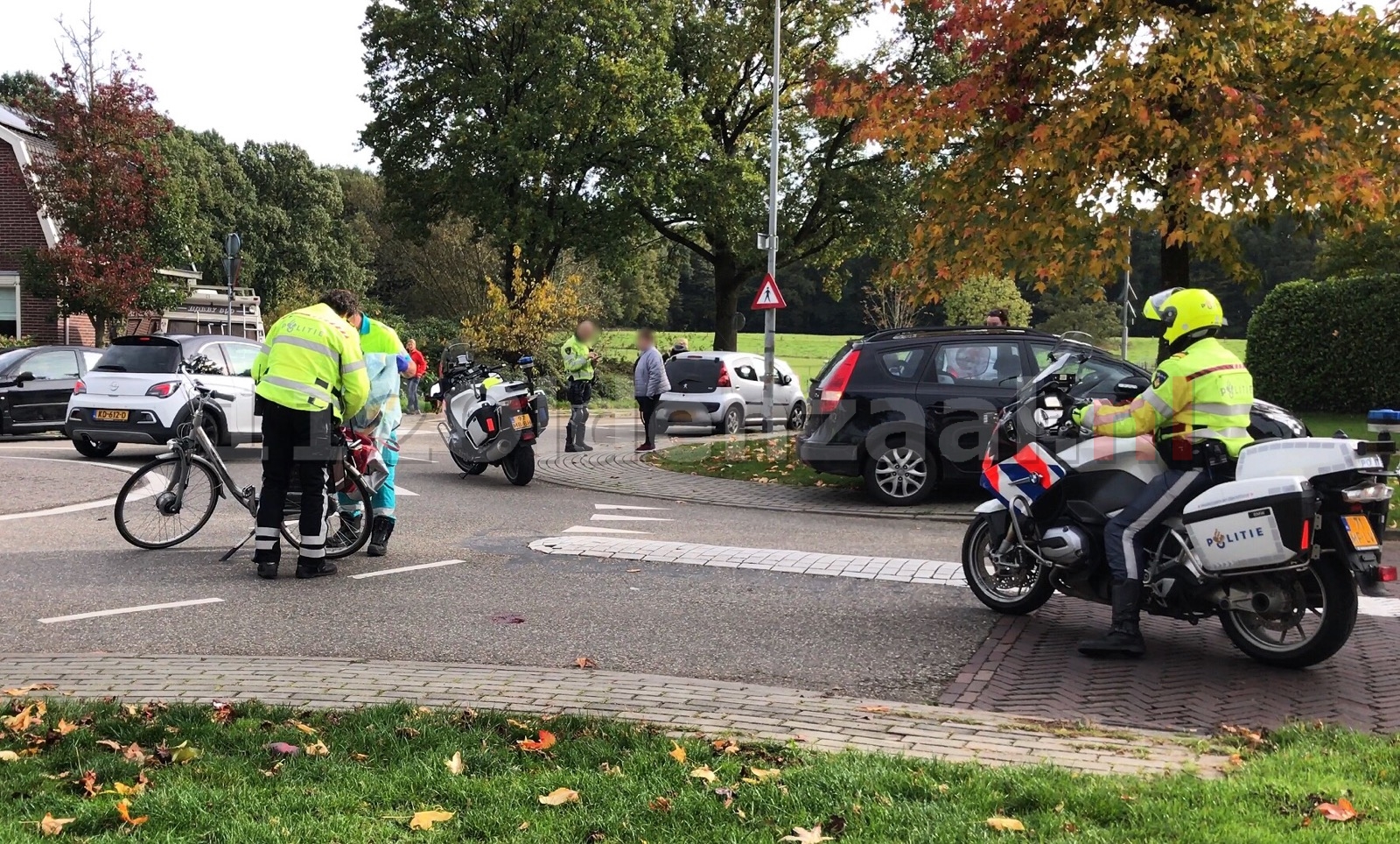 Fietsster gewond naar het ziekenhuis na ongeval op rotonde in Oldenzaa