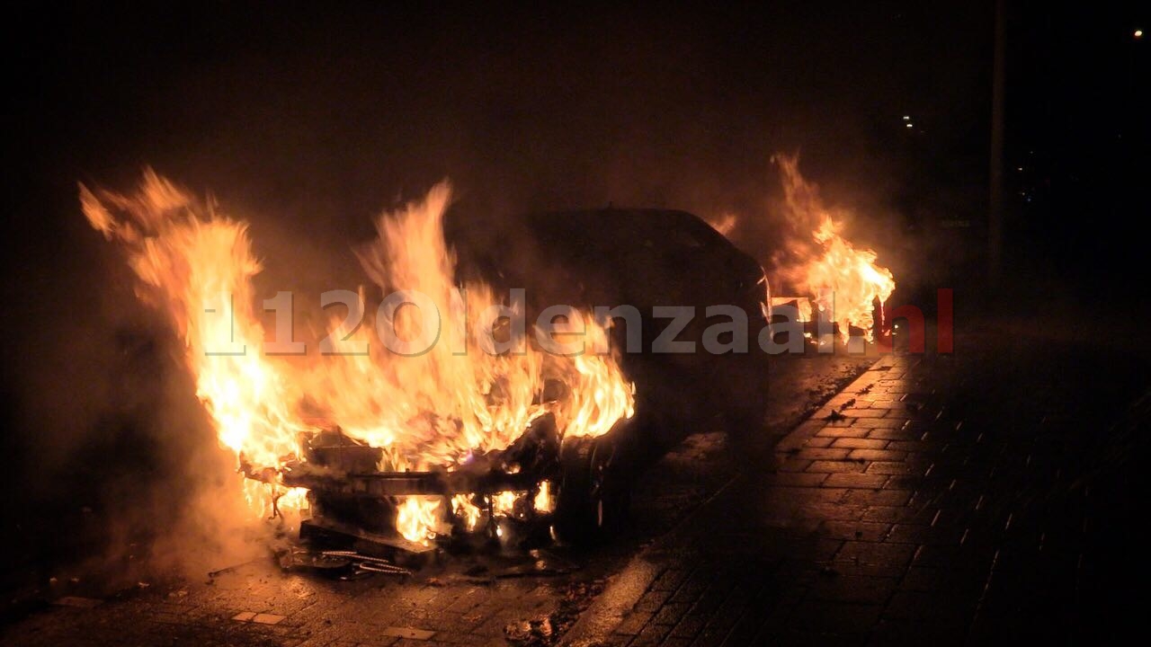 Twee auto’s gaan in vlammen op in Oldenzaal