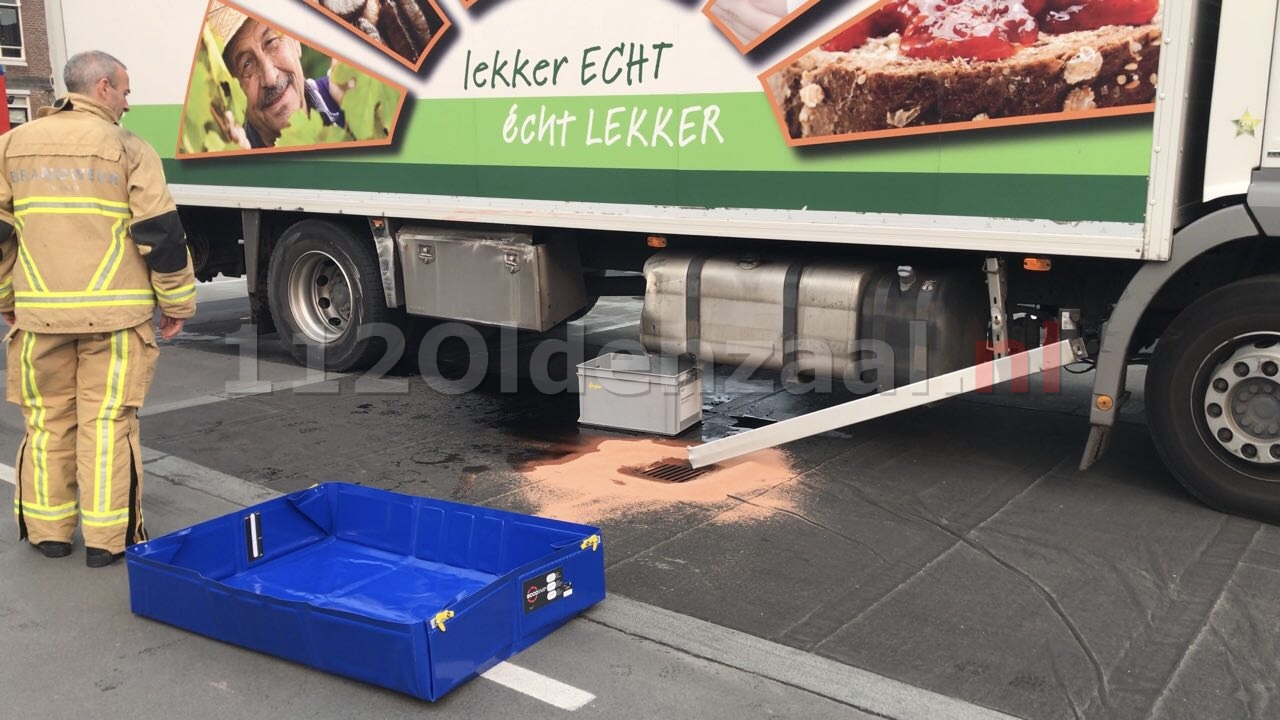 Foto: Chauffeur rijdt brandstoftank kapot op parkeerdek winkelcentrum Oldenzaal