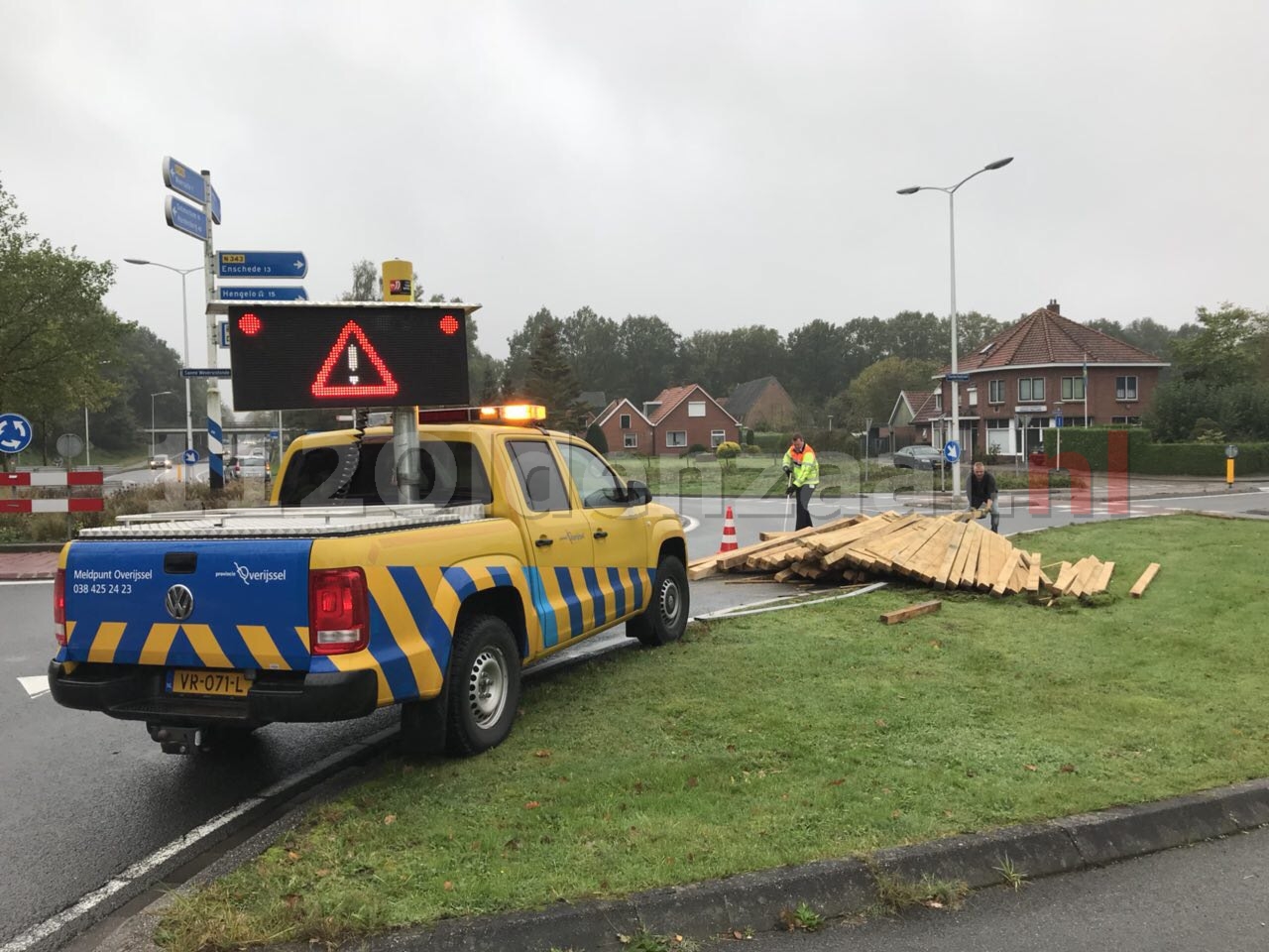 Vrachtwagen verliest lading balken op Sanne Wevers rotonde in Oldenzaal