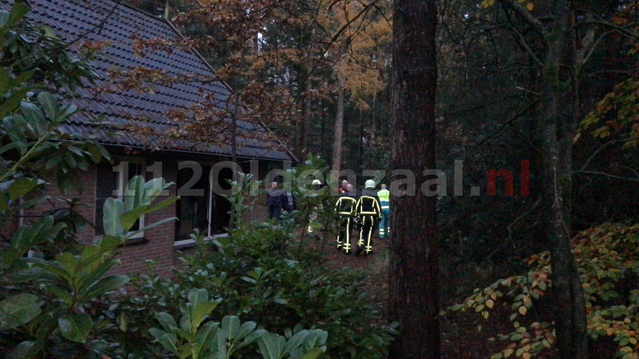 Video: Brand in vakantiebungalow in Deurningen, één persoon naar ziekenhuis