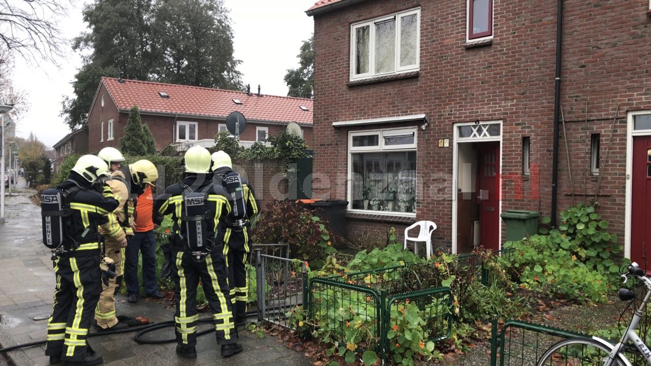 (VIDEO): Brand in woning Deken Scholtenstraat Oldenzaal; bewoner gewekt door rookmelder