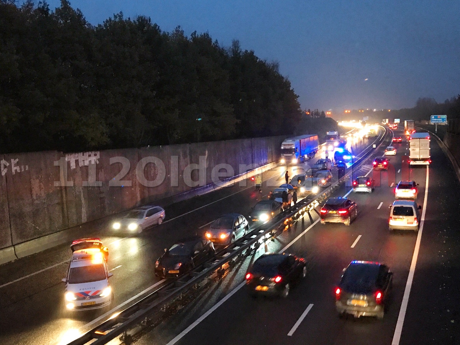 Verkeerschaos op de A1; aanrijding tussen 10 voertuigen