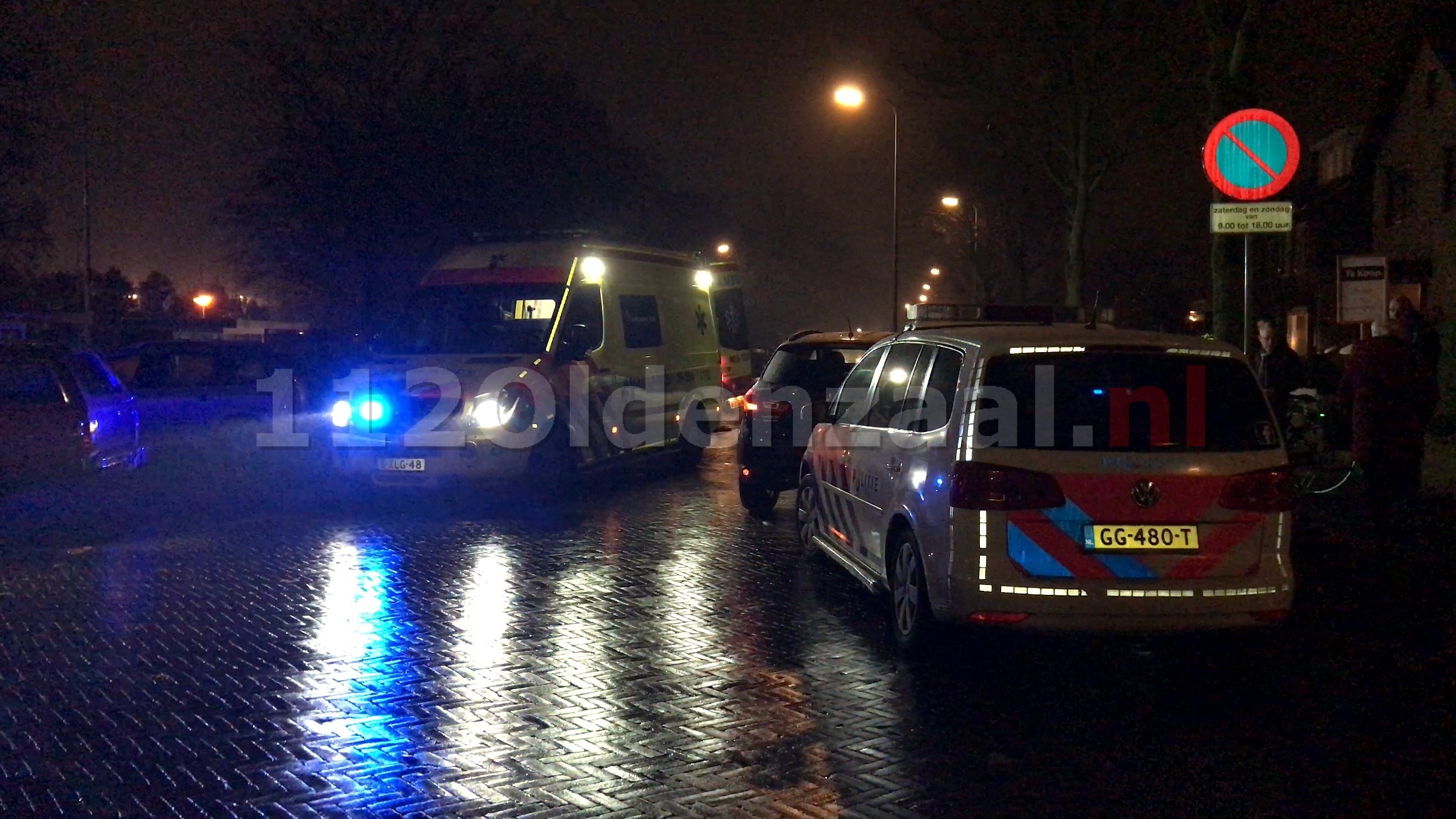 Video: Fietsster gewond naar het ziekenhuis na aanrijding in Oldenzaal