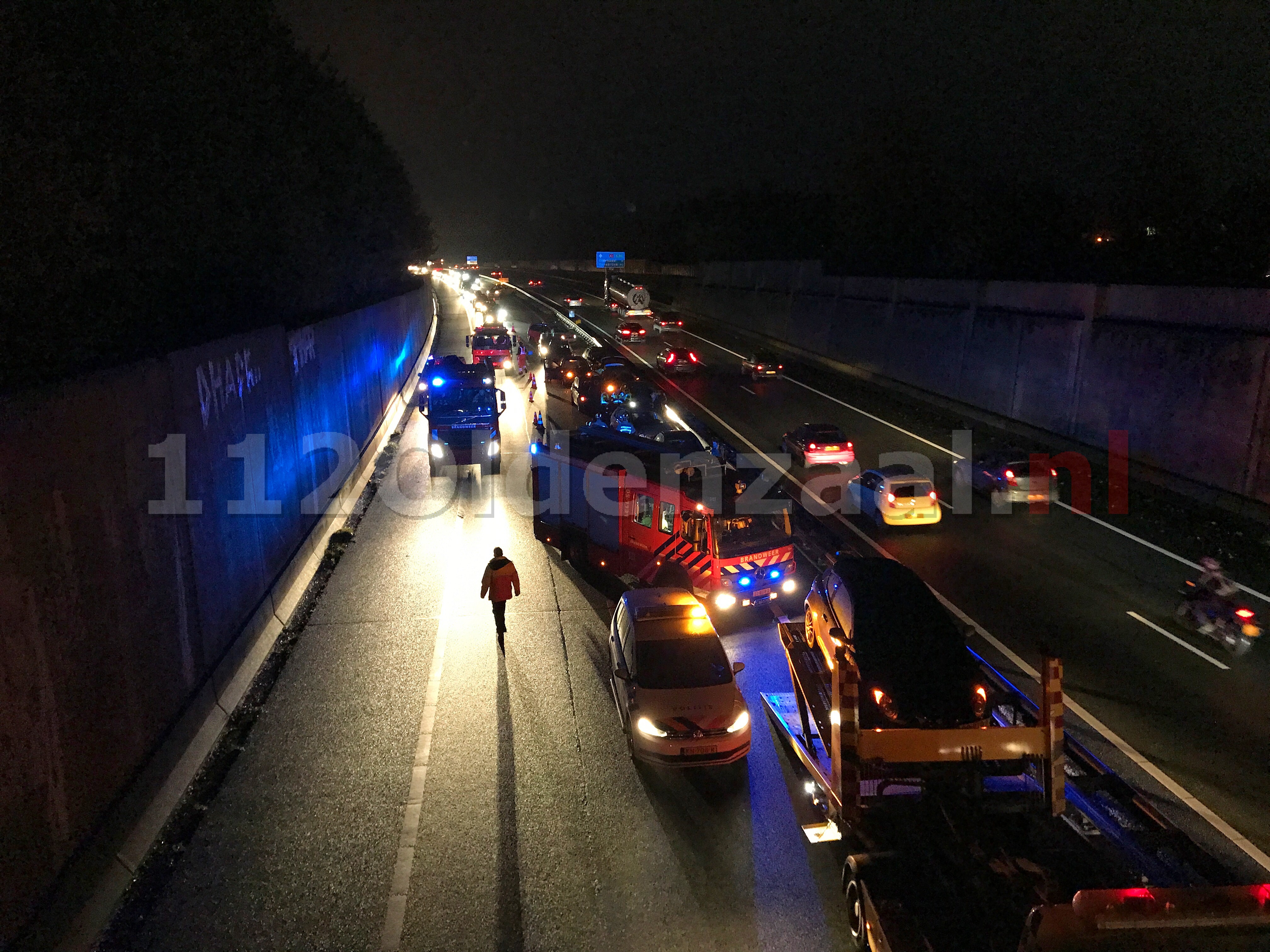 Update: Meerdere personen bekneld op de A1 na aanrijding tussen 10 voertuigen