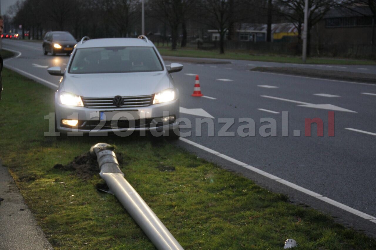 Automobilist op Enschedesestraat in Oldenzaal moet uitwijken en rijdt lantaarnpaal uit de grond