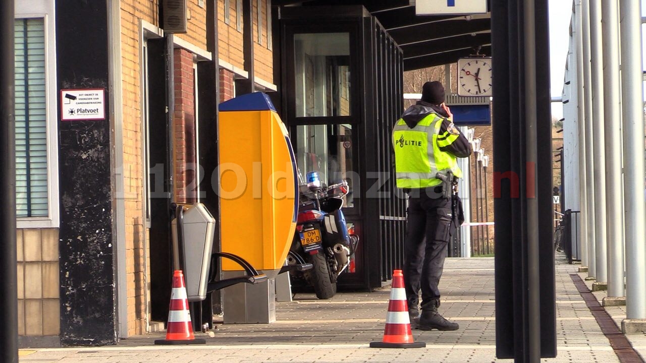 Video en foto’s: Gevonden brief leidt tot grote politieactie bij station in Oldenzaal