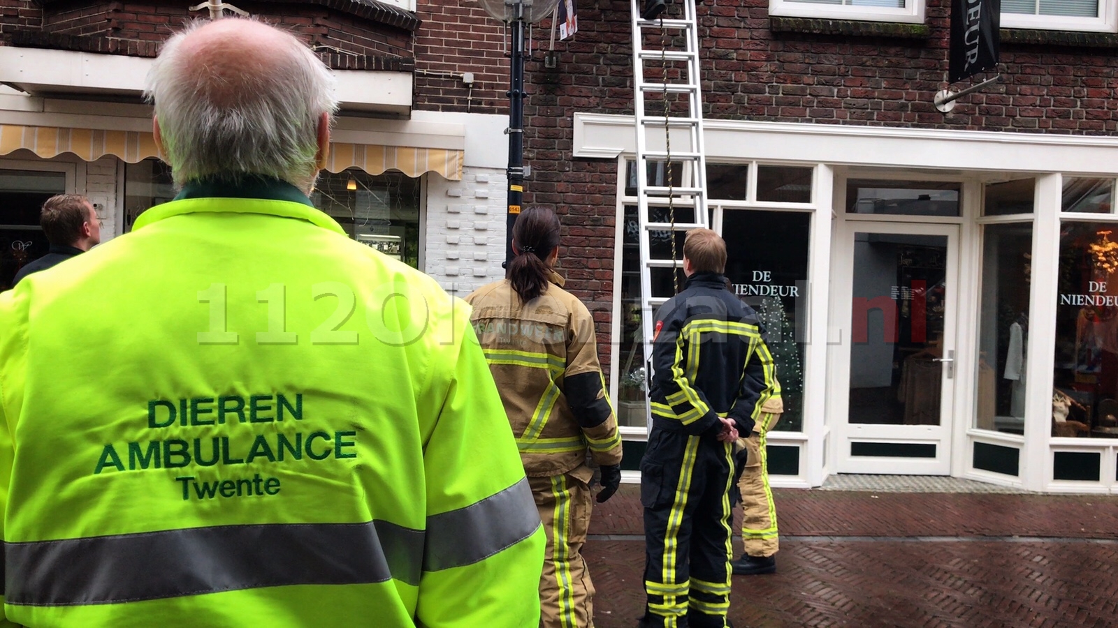 Bewoonster hoort poes in spouw centrum Oldenzaal, brandweer rukt uit