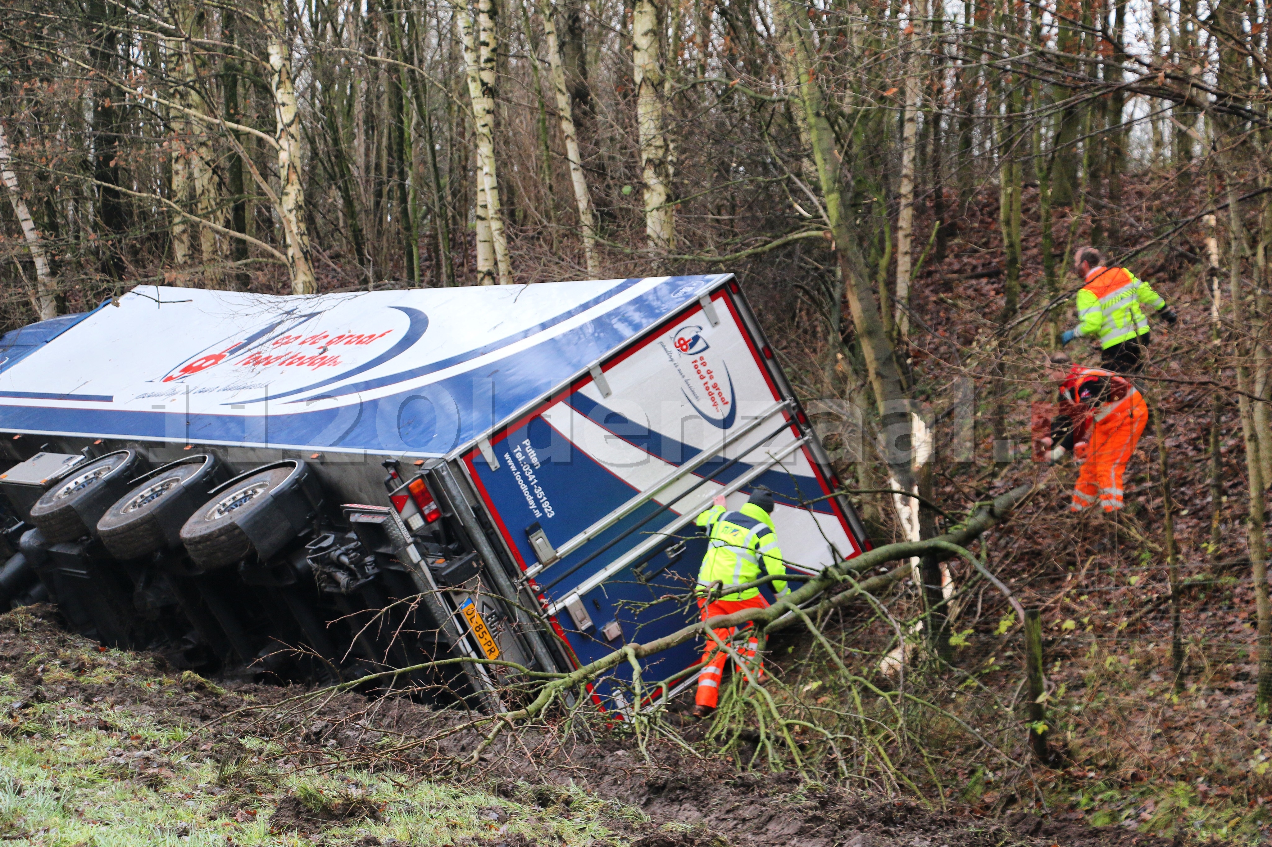 VIDEO: A1 richting Duitsland afgesloten bij Oldenzaal voor berging vrachtwagen