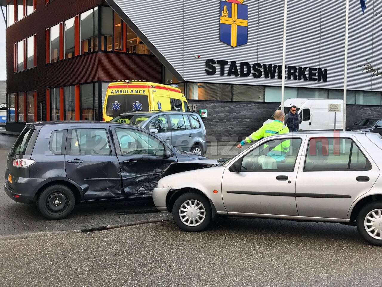 Gewonde en forse schade bij aanrijding Lübeckstraat Oldenzaal