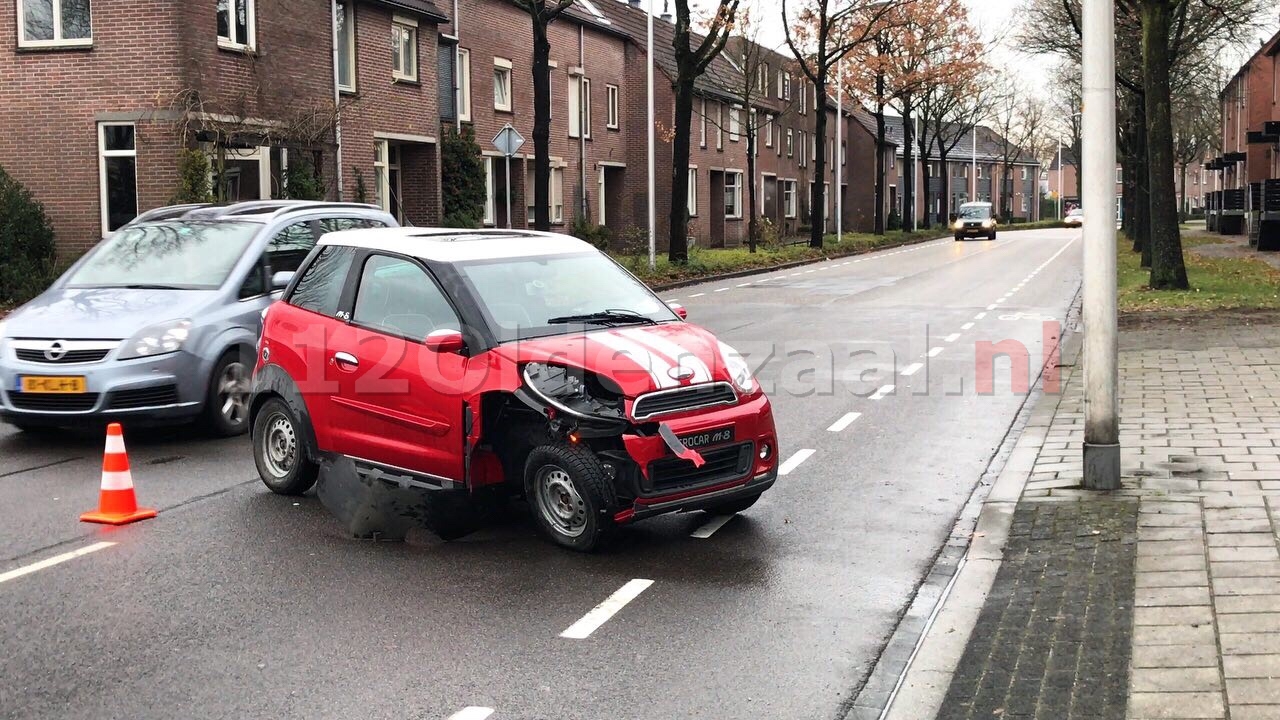 Video: 45 km/uur auto botst op hekwerk in Oldenzaal