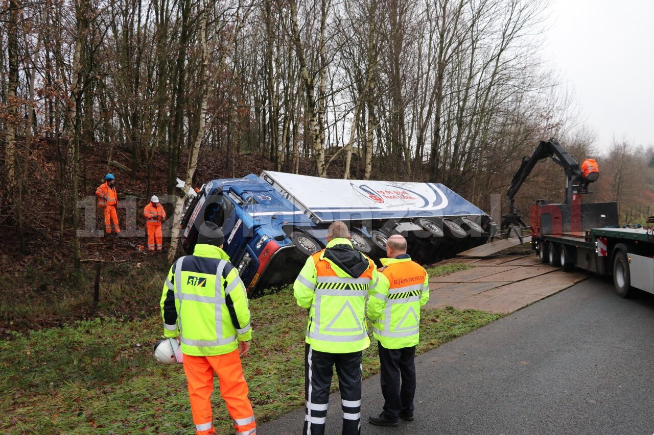 UPDATE: A1 richting Duitsland afgesloten bij Oldenzaal voor berging vrachtwagen