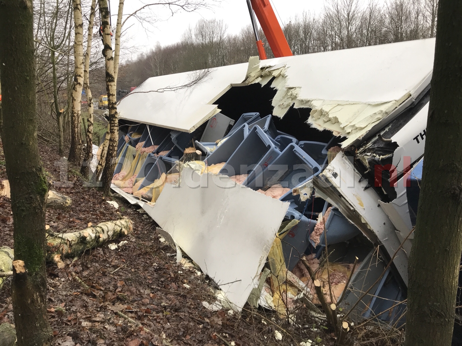 Vrachtwagen scheurt open tijdens bergingswerkzaamheden A1