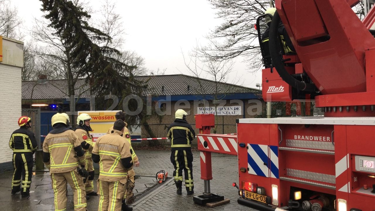 Update (video): Brandweer rukt uit voor omgevallen boom De Thij Oldenzaal