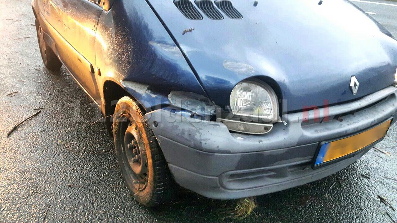 Auto raakt in de slip en raakt vangrail op A1 bij Deurningen