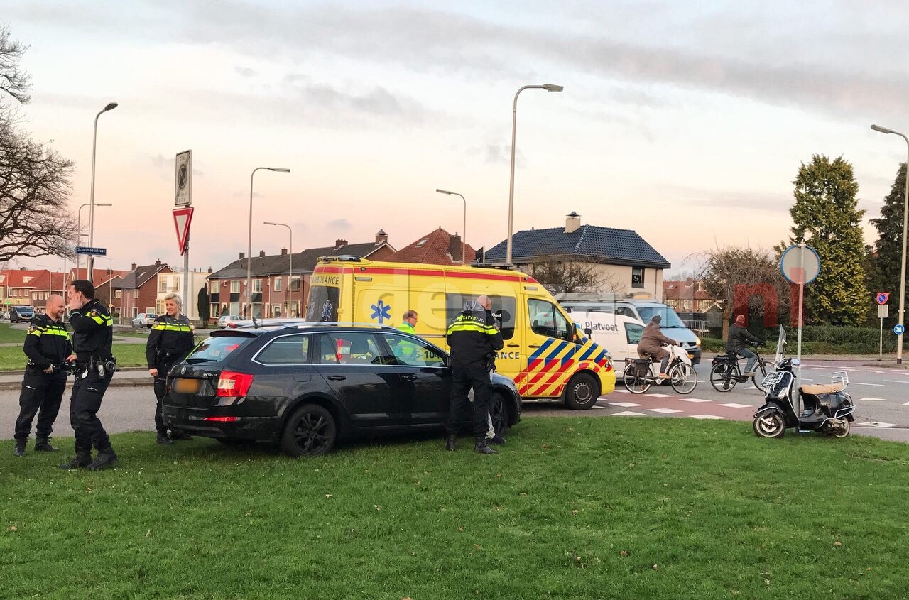 Scooterrijdster gewond na aanrijding met auto in Oldenzaal