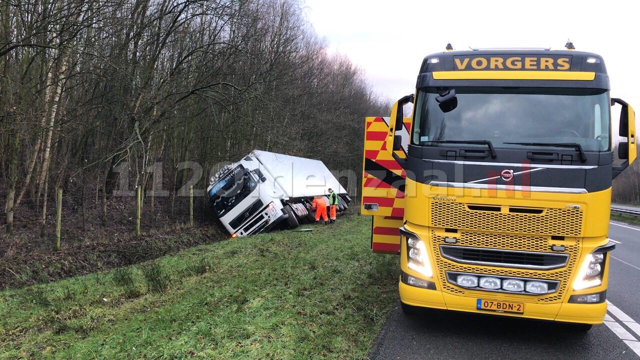 Vrachtwagen belandt in sloot op A1 tussen Oldenzaal en De Lutte