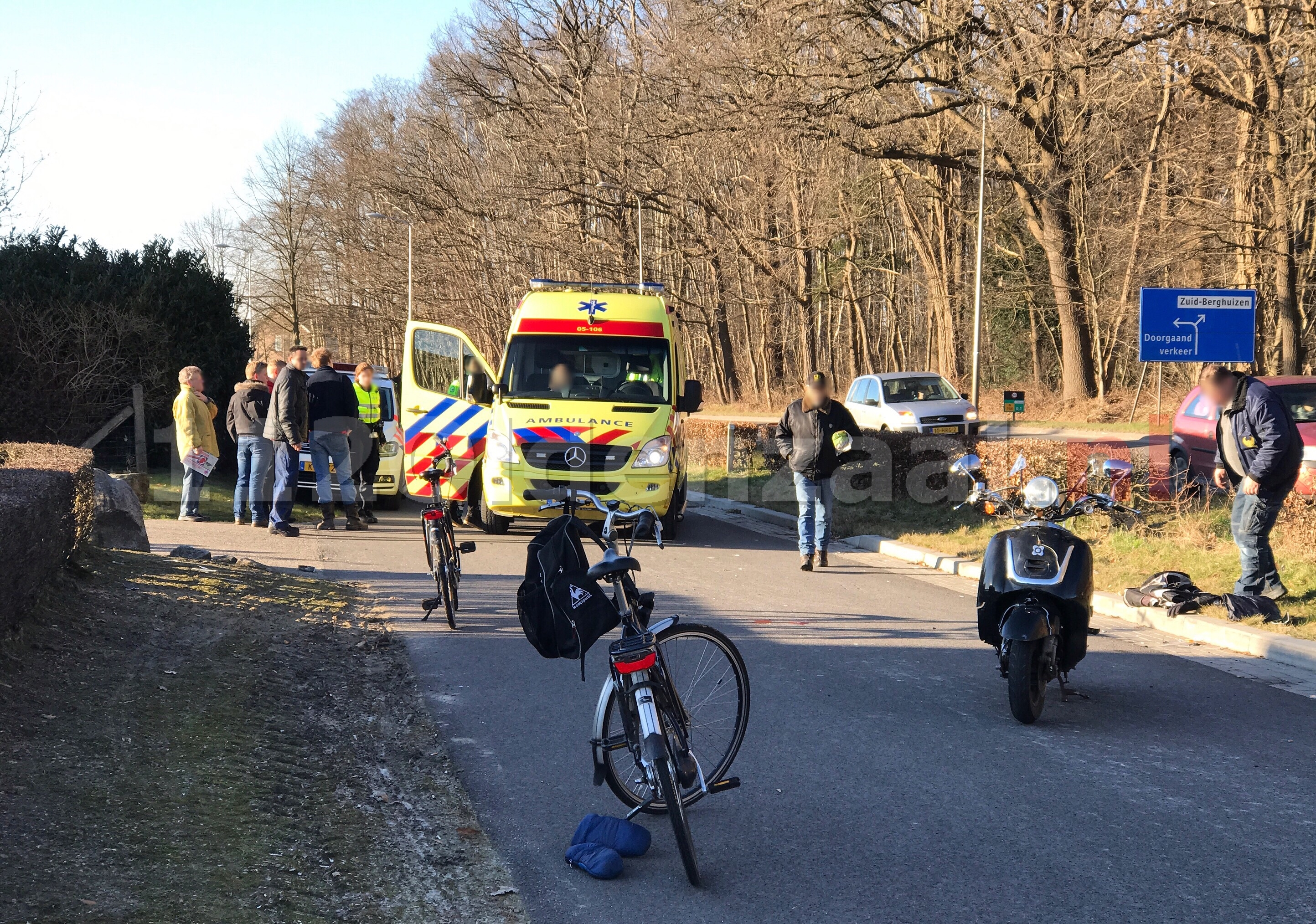 Twee gewonden bij aanrijding tussen scooter en fietsster