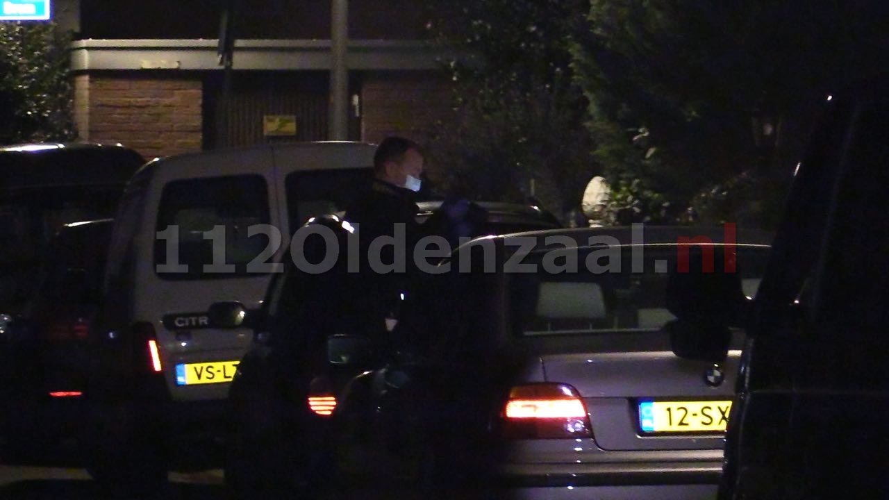 Foto 2: Incident aan Wikke in Oldenzaal; politie rukt met meerdere eenheden uit, technische recherche doet onderzoek