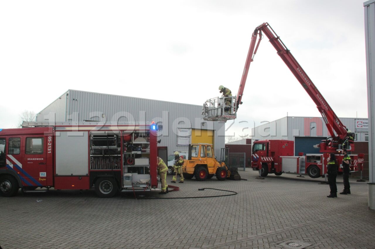 Video: Brandweer blust brand bij bedrijf in Oldenzaal