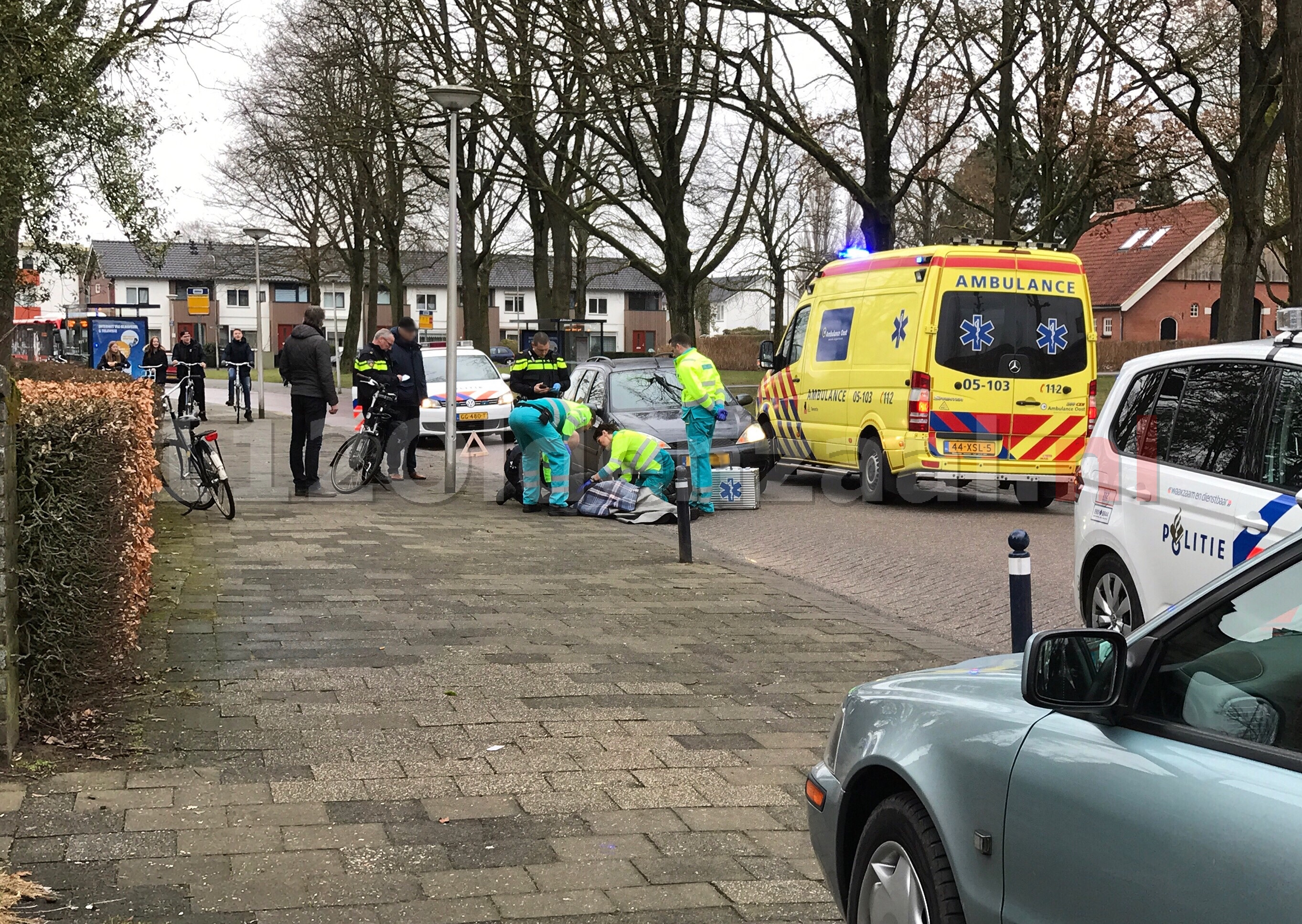 Fietser gewond naar het ziekenhuis na aanrijding met auto in Oldenzaal