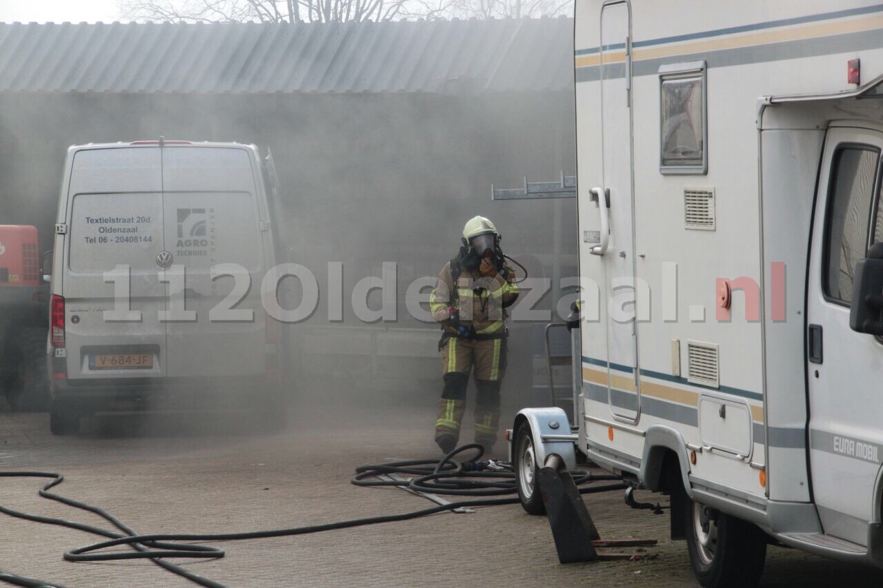 Brandweer blust brand bij bedrijf in Oldenzaal