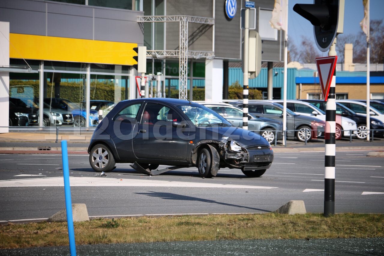 Twee auto’s afgesleept na aanrijding op kruispunt in Oldenzaal