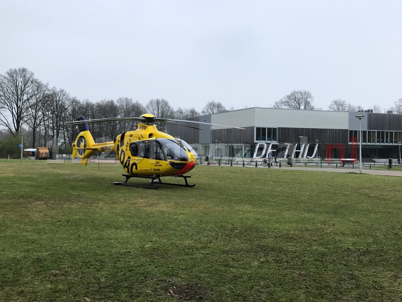 UPDATE (video): Traumahelikopter landt in woonwijk Oldenzaal; politie zet kruispunten af