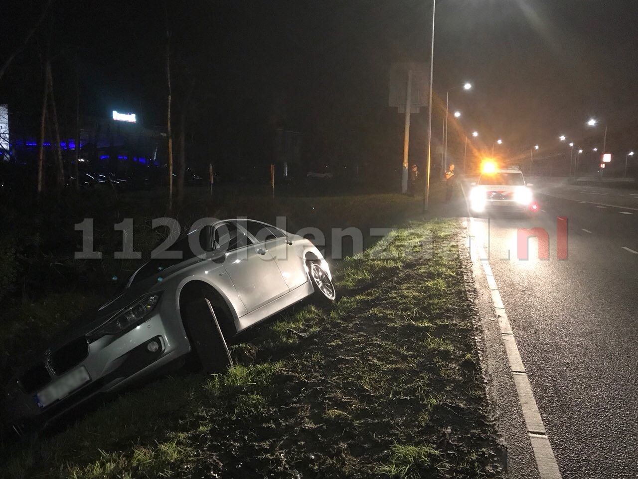 Bestuurder belandt met voertuig langs de weg in Oldenzaal; een persoon aangehouden