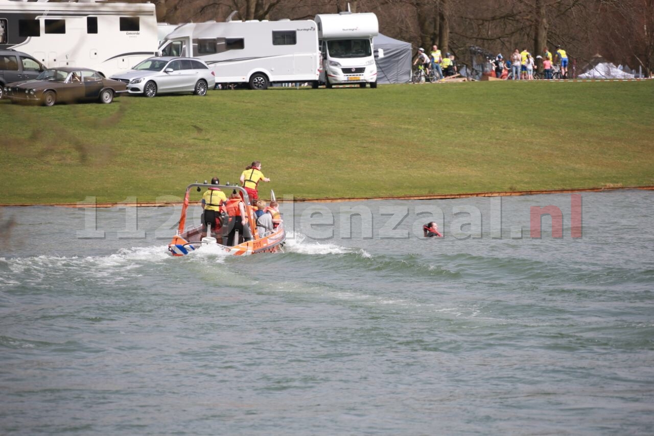 Kano slaat om op Hulsbeek; Reddingsbrigade haalt personen uit water