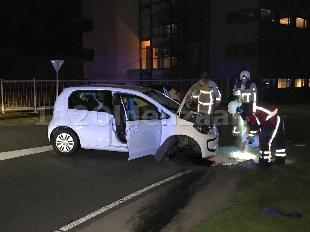 Auto staat dwars op de weg na aanrijding in Oldenzaal; bestuurder spoorloos