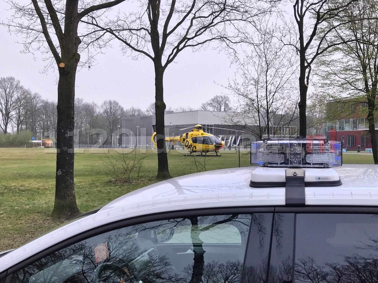 Traumahelikopter landt in woonwijk Oldenzaal; politie zet kruispunten af