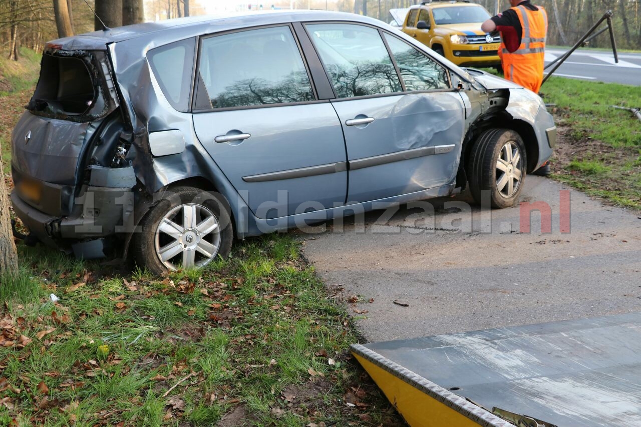 Inhaalmanoeuvre op verdrijvingsvlak gaat mis, auto tegen boom in Oldenzaal