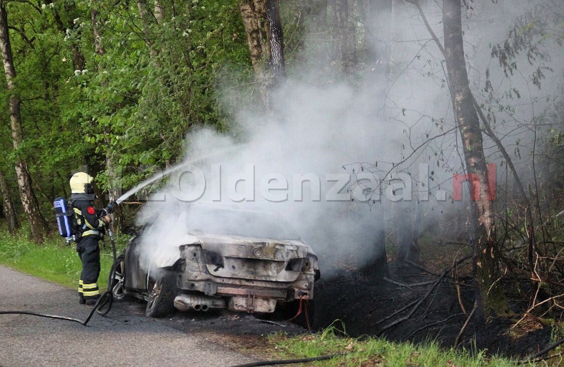 UPDATE (video): Auto volledig uitgebrand na ongeval in Oldenzaal