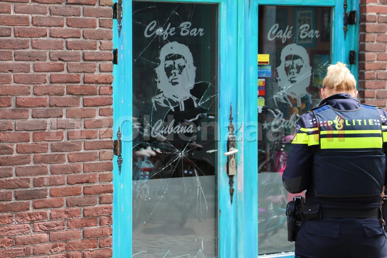 Foto’s: Vernielingen gepleegd bij cafe in Oldenzaal