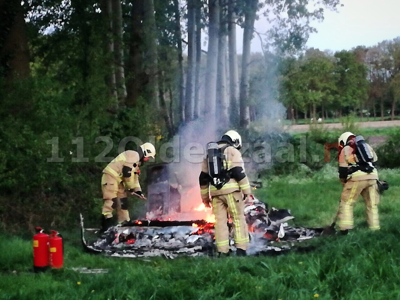 Caravan brandt volledig uit in weiland Oldenzaal