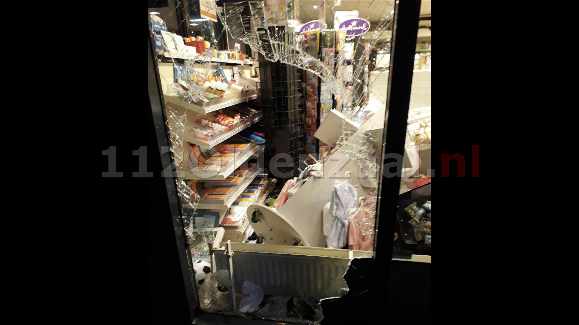 Foto: Inbrekers laten ravage achter na inbraak bij winkel op winkelcentrum De Thij in Oldenzaal